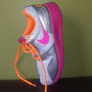 🤩 Nike silver sneaker with neon orange and pink